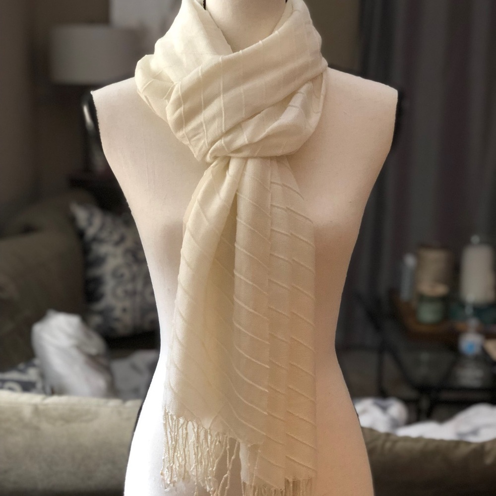 Cream lightweight textured scarf! 🧣